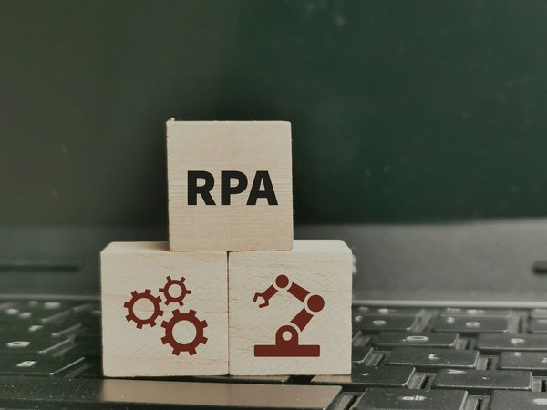 Quels sont les meilleurs outils pour une formation en automatisation des processus robotiques (RPA) pour les entreprises?